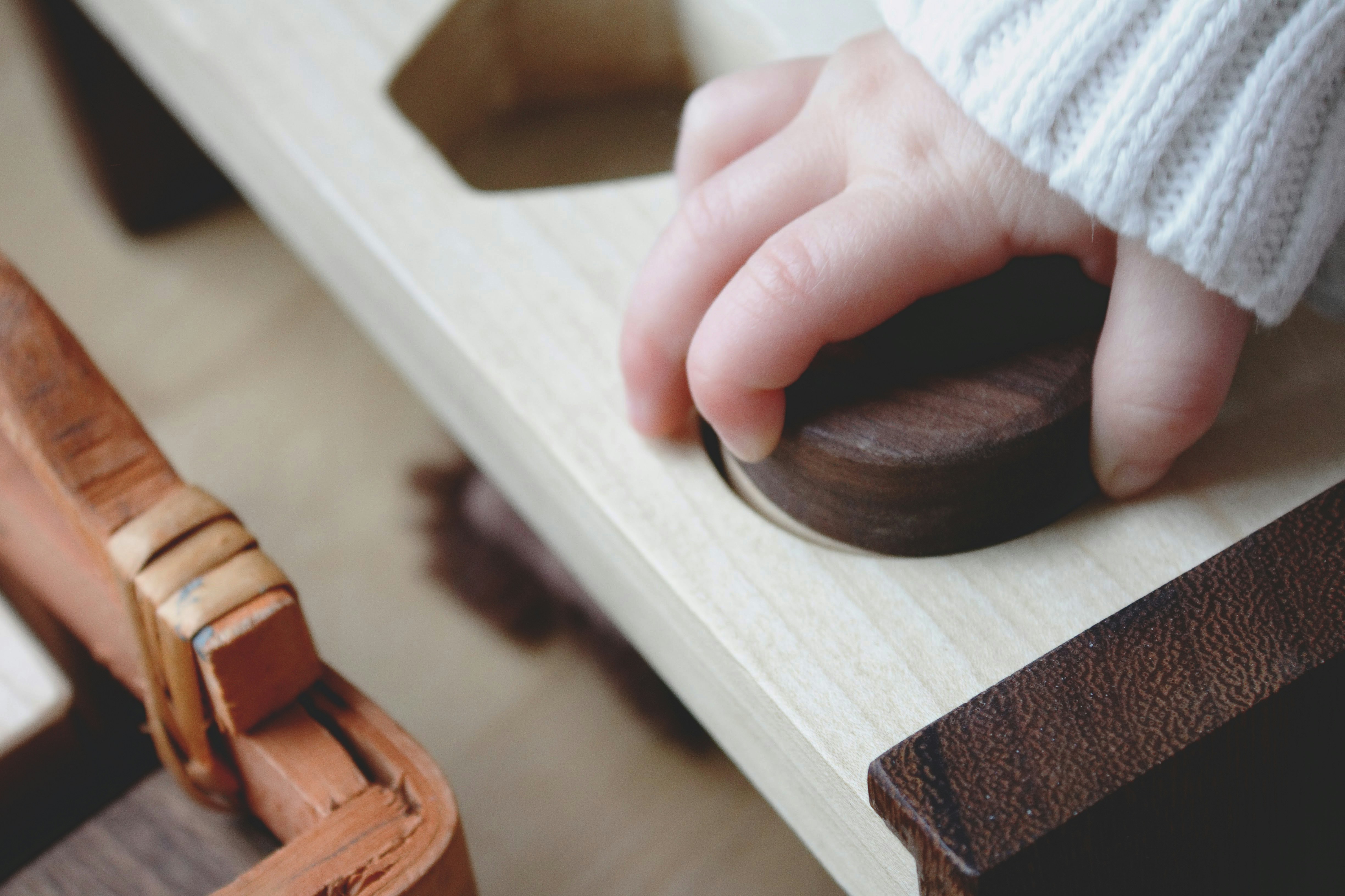 Houten speelgoed met kind hand — Kinderopvang Piccolini
